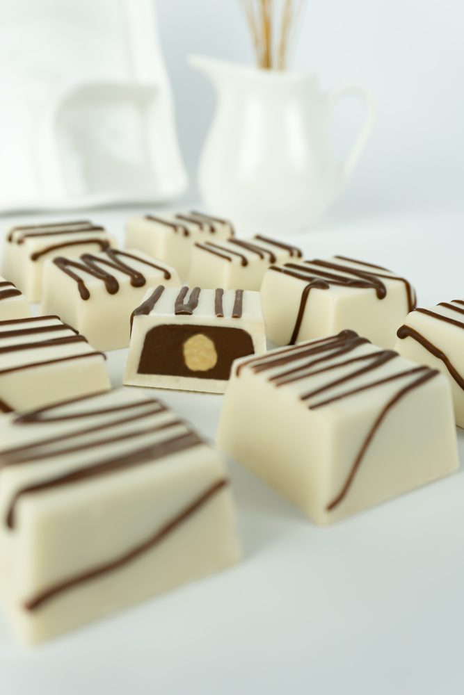 Bombom branco com avelã — Bombons & Trufas Selecto Cacau